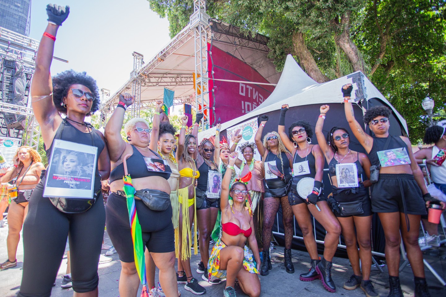 Grupo faz referência à mulheres negras famosas no Bloco Cordão do Boitatá — Foto: Beatriz Orle