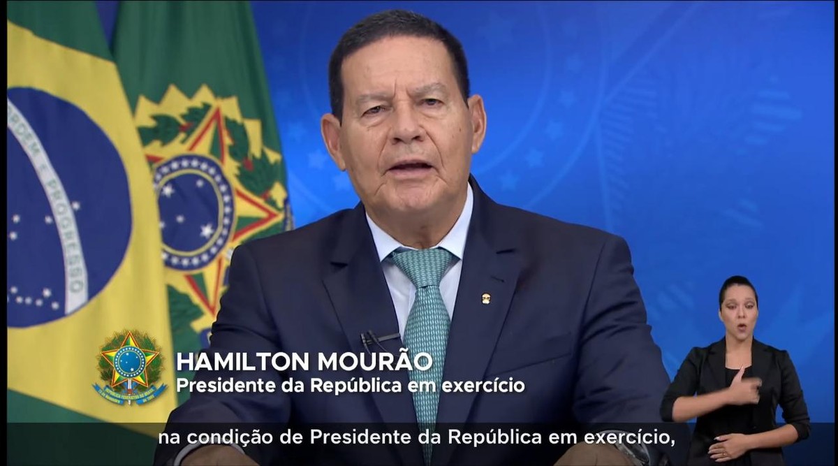 Com Bolsonaro ausente, Mourão faz pronunciamento e critica