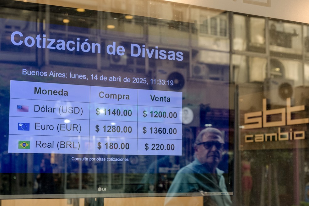 Taxas de câmbio exibidas no distrito financeiro de Buenos Aires em abril deste ano — Foto: Bloomberg