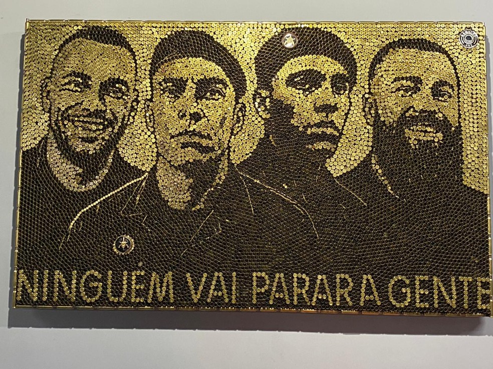 Obra de arte em homenagem aos policiais mortos na Megaoperação, ocorrida no Complexos da Penha e Alemão — Foto: Arthur Falcão/ Jornal O Globo