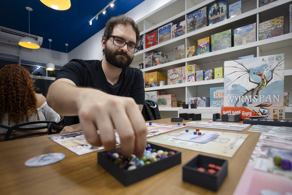 O arquiteto Roberto Mattos é um cliente assíduo da recém-inaugurada Luderia Carioca, no Catete — Foto: Léo Martins