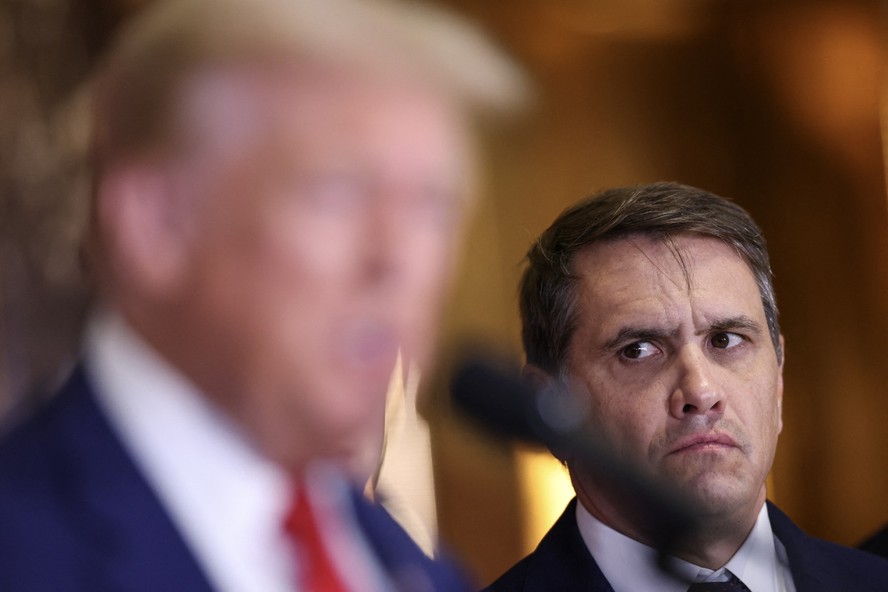 O então ex-presidente Donald Trump fala enquanto o advogado Todd Blanche observa durante uma entrevista coletiva na Trump Tower na cidade de Nova York em 6 de setembro de 2024