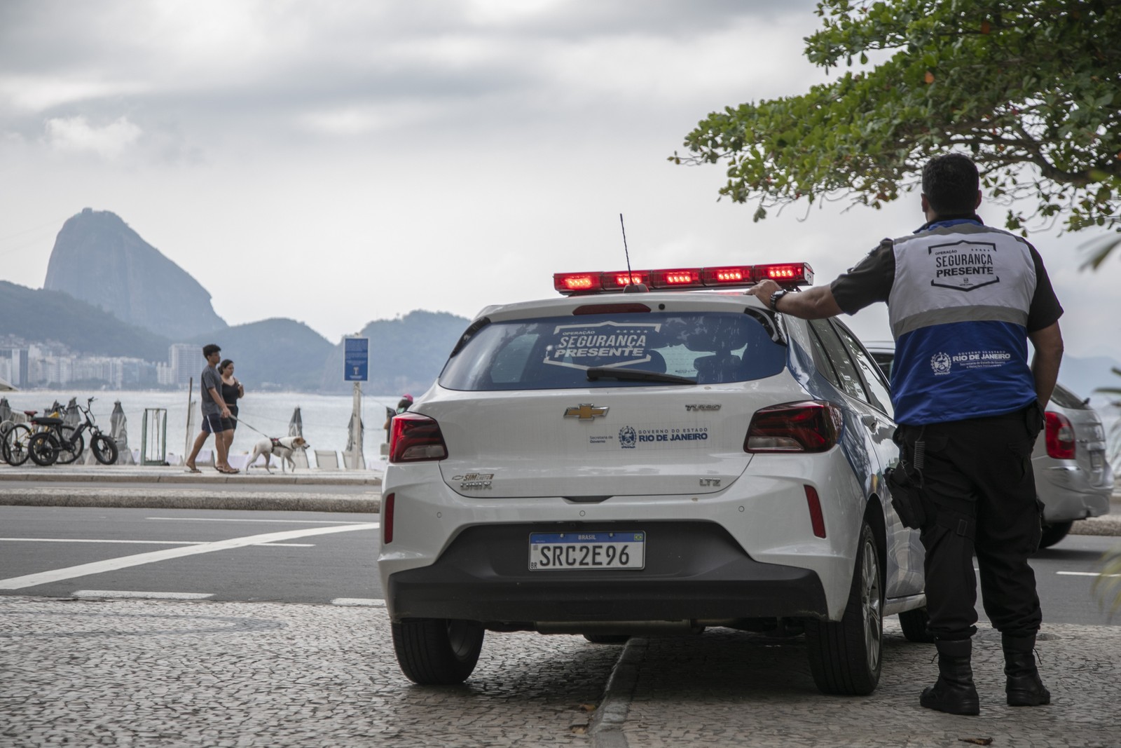 Unidades especiais da PM, Rio Mais Seguro e Segurança Presente são outros reforços na segurança de Copacabana — Foto: Guito Moreto / Agência O Globo