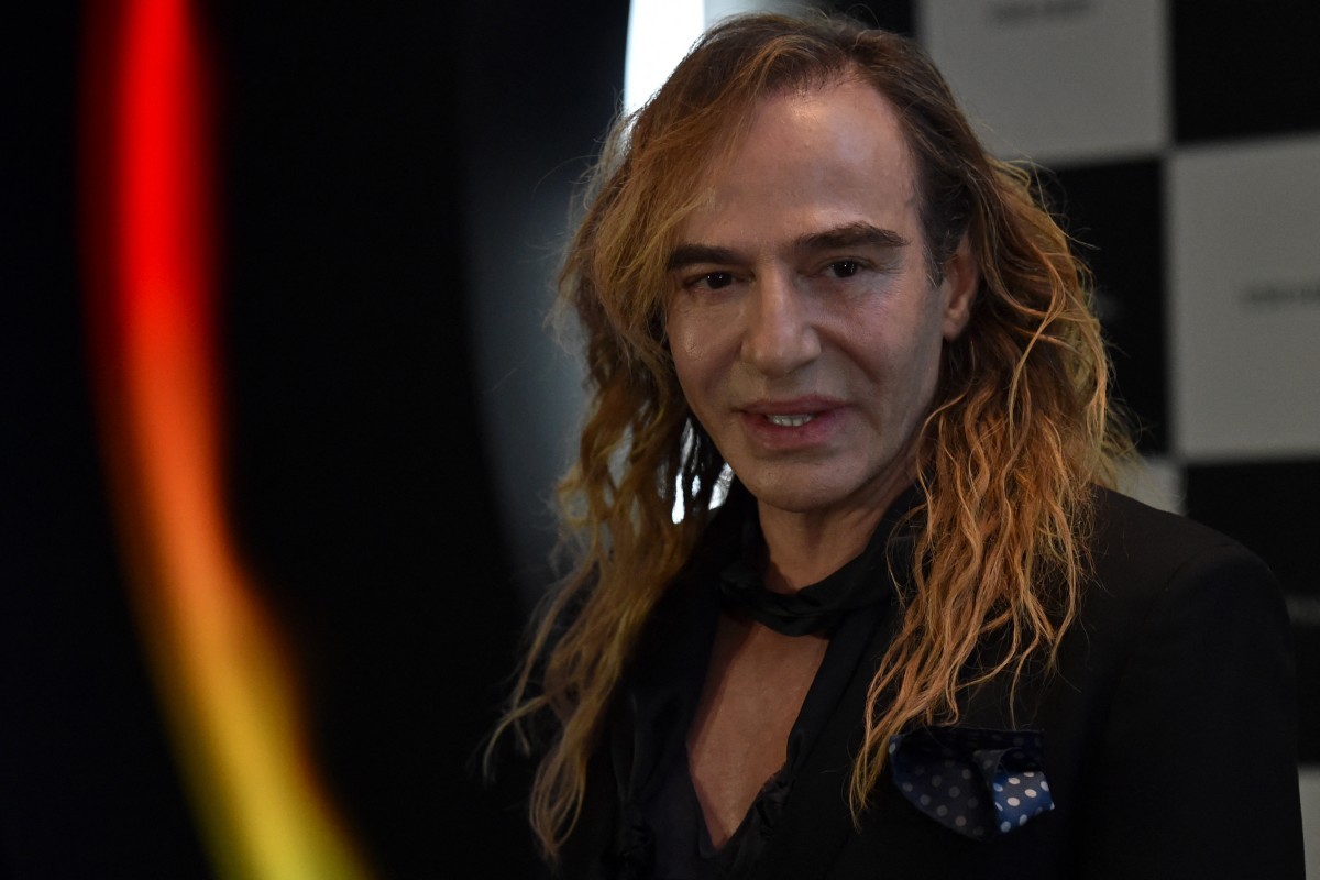 Estilista John Galliano cancela exposição no museu Met, em Nova York, após críticas por comentários antissemitas - QTU Questões do Universo