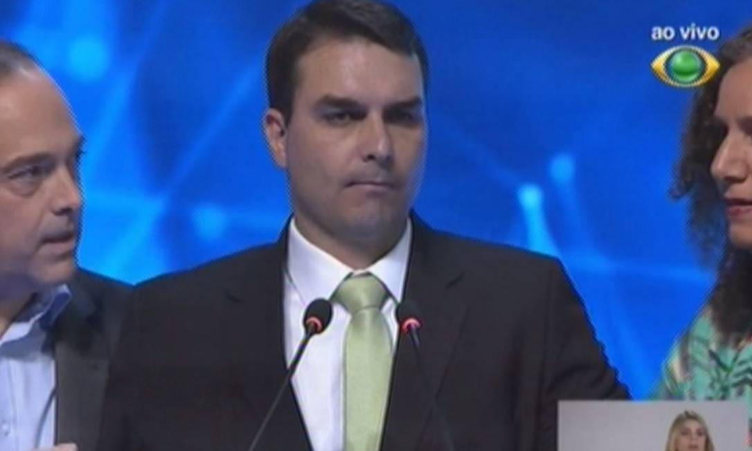 Flávio Bolsonaro e o desmaio na TV durante debate na Band, há 10 anos - QTU Questões do Universo