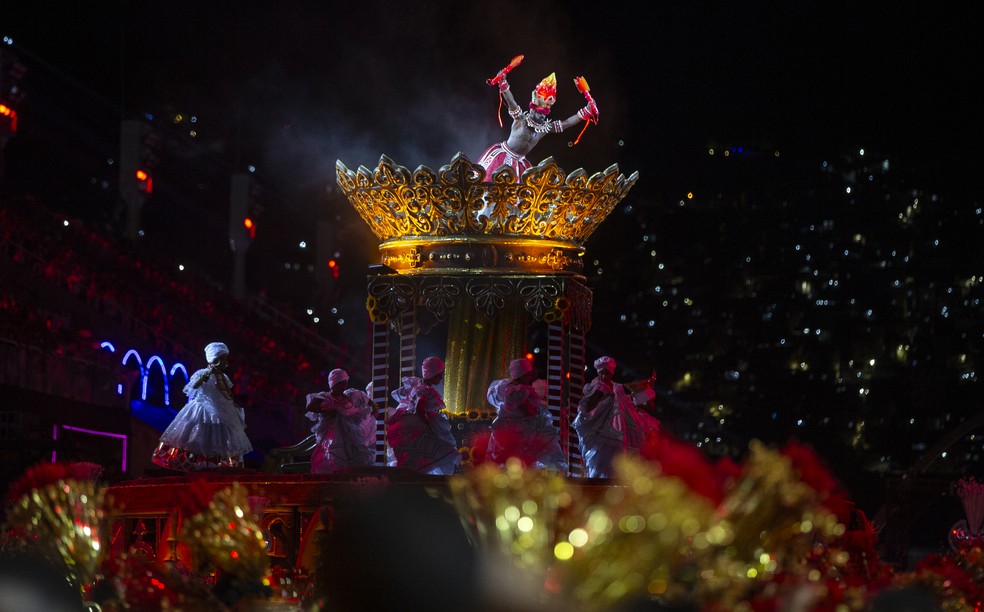 Desfile da Unidos de Padre Miguel foi penalizado pelos jurados e escola, que foi rebaixada, entra com recurso na Liesa — Foto: Alexandre Cassiano