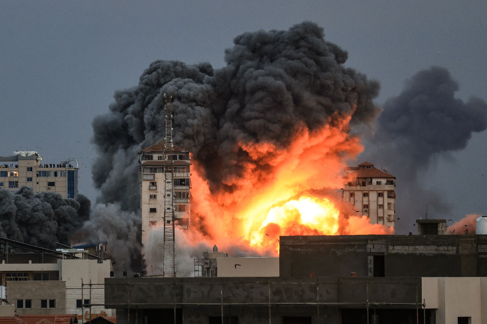 Pelo menos 70 pessoas foram mortas em Israel, enquanto autoridades de Gaza divulgaram um número de 198 mortos na escalada mais sangrenta no conflito mais amplo desde maio de 2021, com centenas de feridos de ambos os lados. — Foto: MAHMUD HAMS / AFP