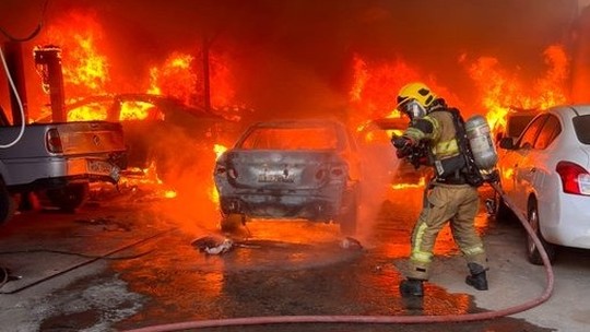 Incêndio destrói 12 veículos em oficina mecânica, em Ipatinga (MG); veja fotos