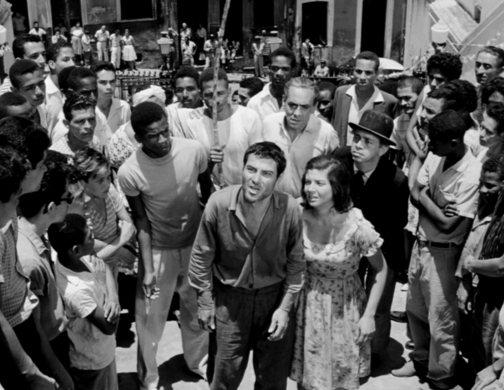 Cena de'O pagador de promessas' (1962), com Leonardo Vilar e Glória Menezes (em primeiro plano) e Antonio Pitanga (ao lado deles) — Foto: Divulgação