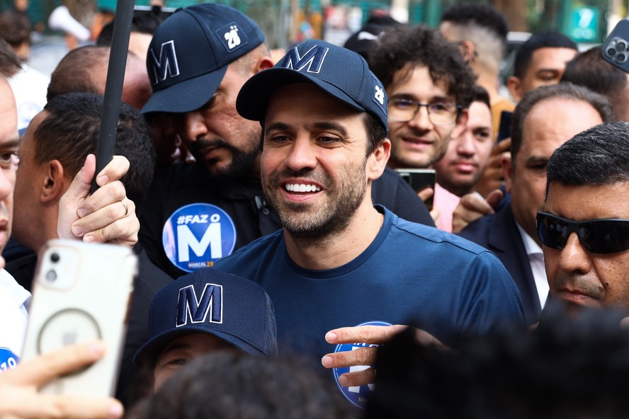 O candidato à prefeitura de São Paulo Pablo Marçal (PRTB) durante corpo a corpo em ato de campanha no Parque do Ibirapuera no último dia 2