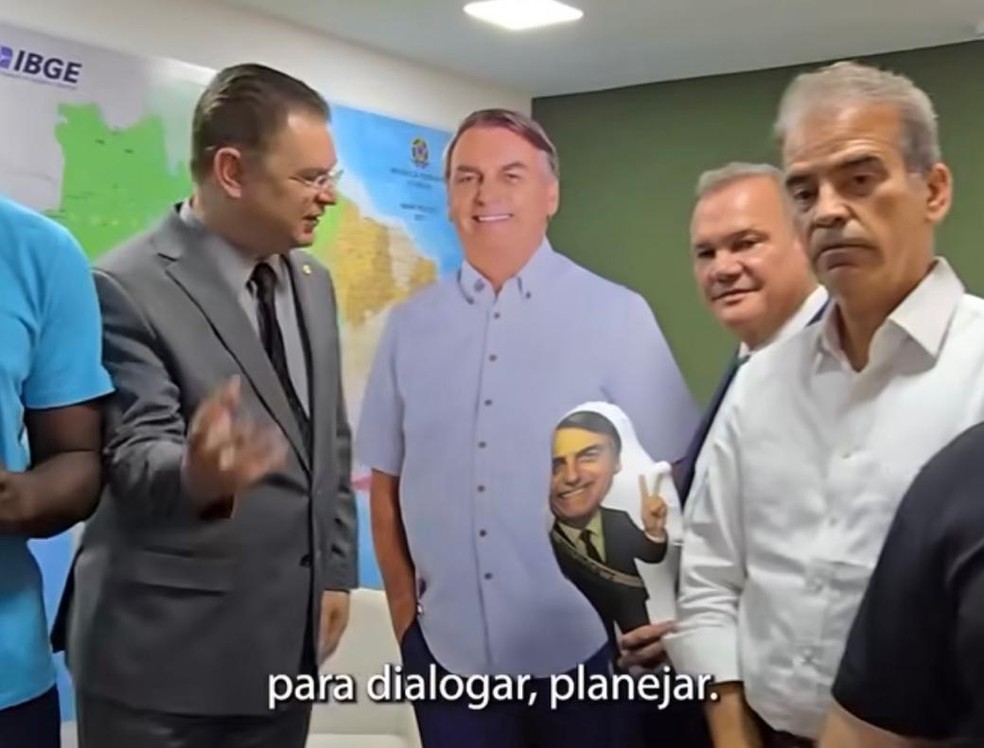 Líder do PL na Câmara, Sóstenes Cavalcante mostra réplica de papelão de Bolsonaro em vídeo; ex-presidente está proibido de usar redes sociais por determinação do ministro Alexandre de Moraes — Foto: Reprodução/Redes sociais