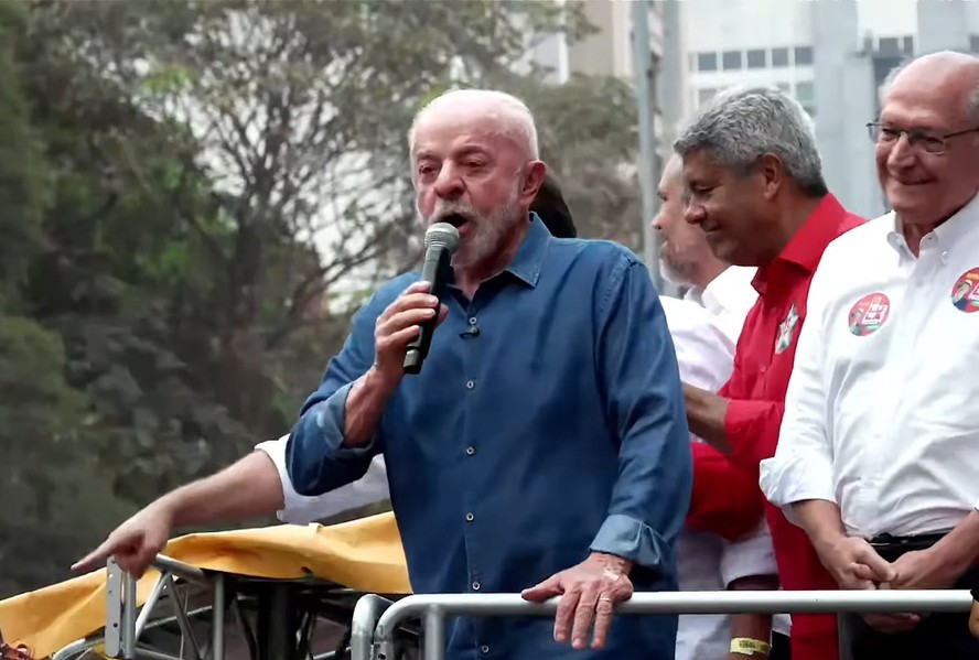 Lula em ato na Paulista neste domingo