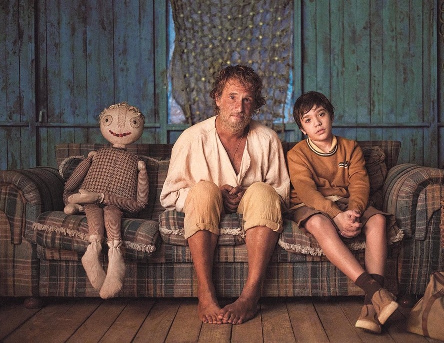 Rodrigo Santoro como Crisóstomo e Miguel Martines, em seu primeiro trabalho, como Camilo, no filme 'O filho de mil homens'