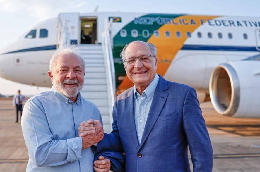 Presidente Lula e o vice-presidente Geraldo Alckmin na base aérea de Brasília
