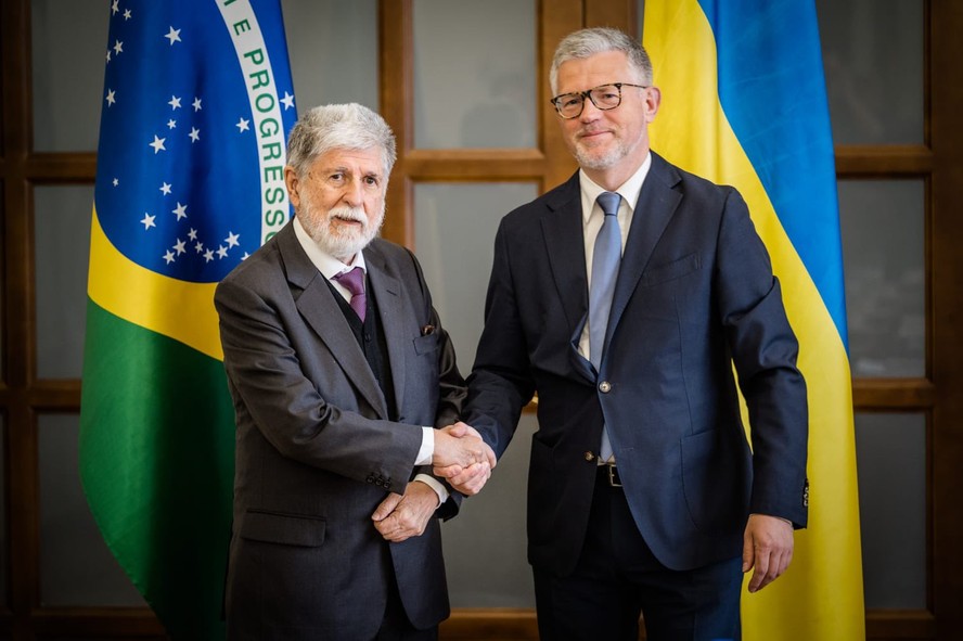 Celso Amorim e o vice-chanceler da Ucrânia, Andrii Melnyk, durante visita a Kiev em abril