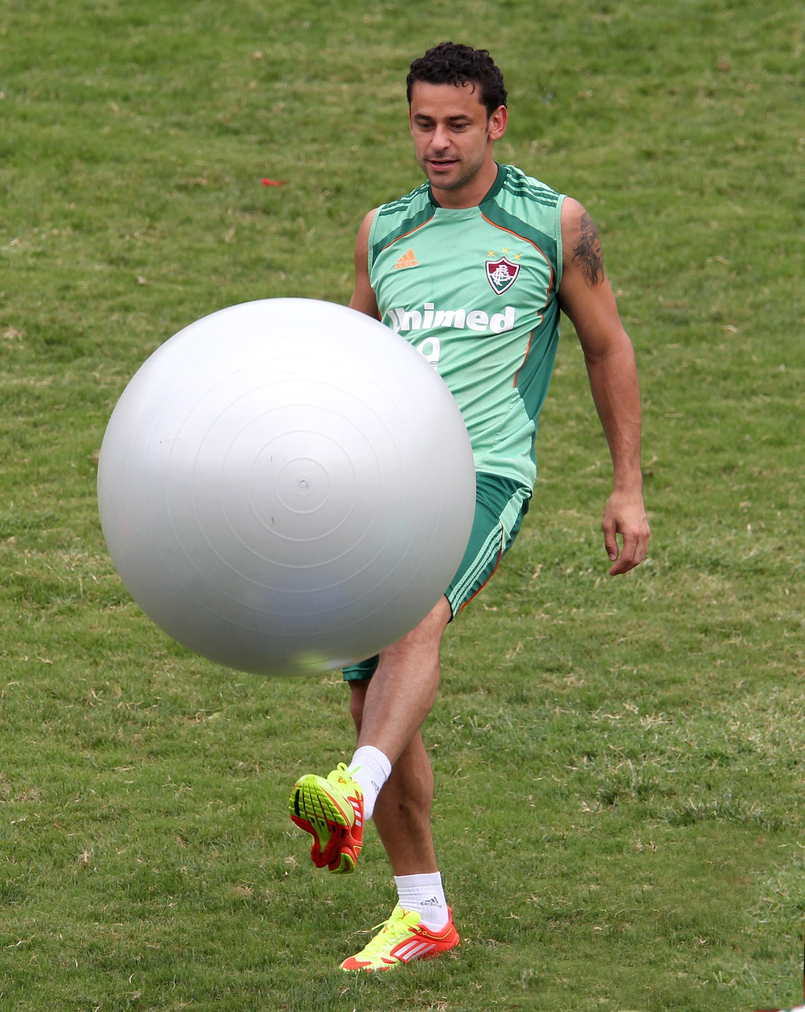 Fred brinca durante treino nas Laranjeiras Foto:  — Foto: Ivo Gonzalez / Agência O Globo