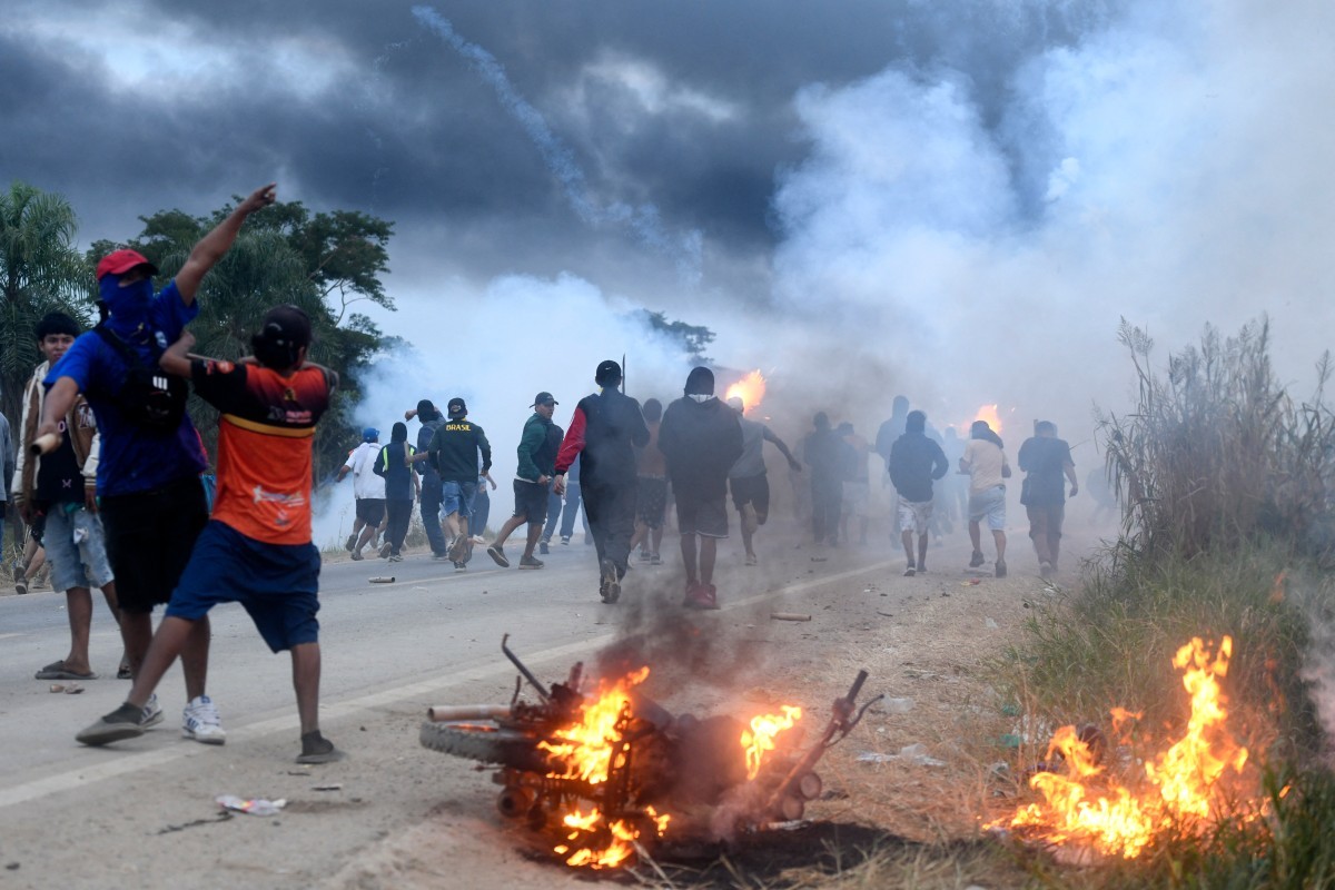 Polícia e manifestantes entram em confronto durante desbloqueio de estrada na Bolívia, em meio a pressão contra presidente