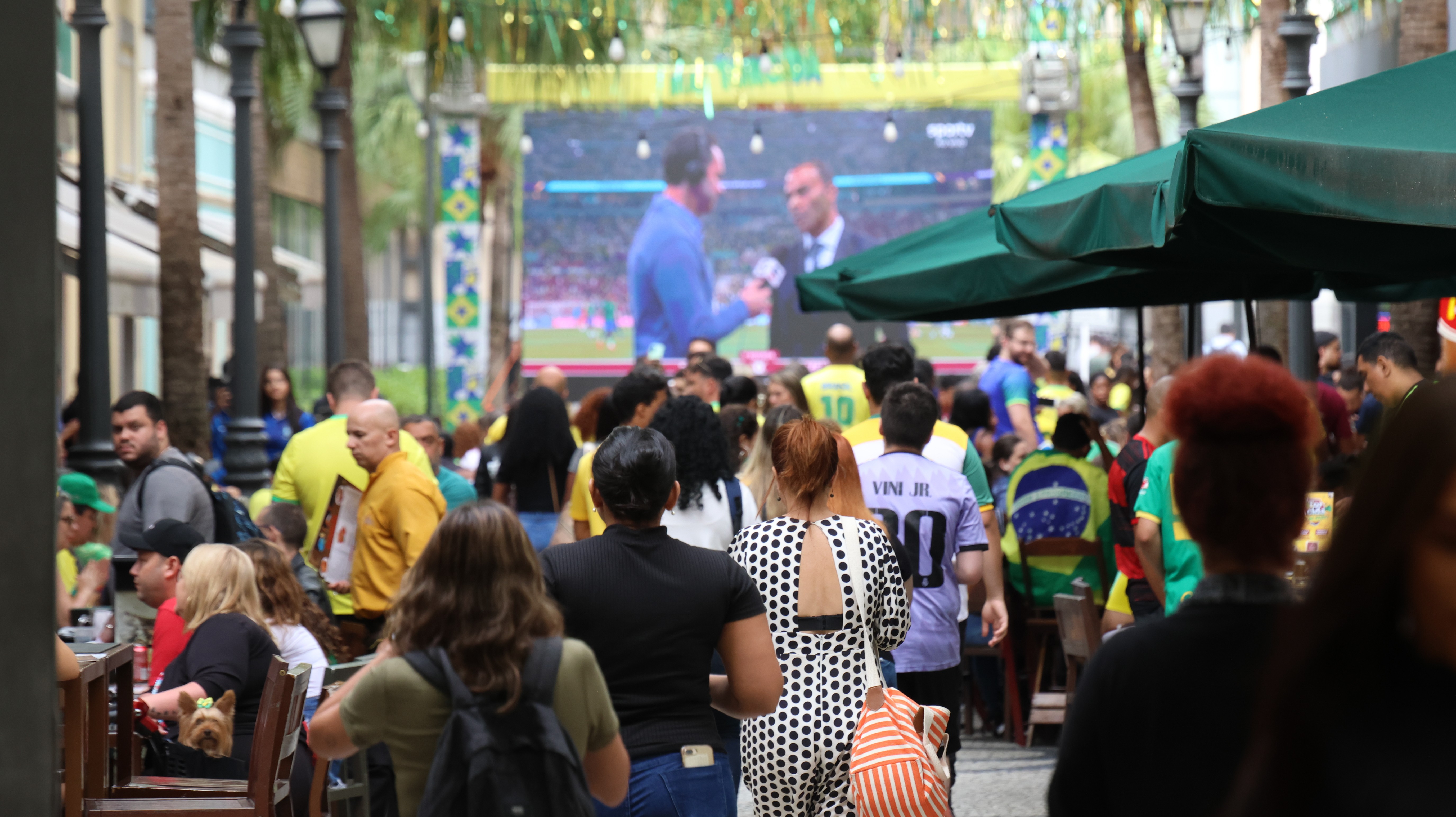 Telões, samba, bolão e troca de figurinhas da Copa: veja onde torcer pelo Brasil na Zona Norte