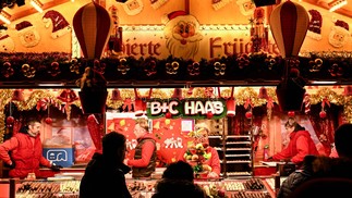 Uma barraca que vende chocolates artesanais no mercado natalino de Frankfurt, na Alemanha — Foto: Kirill Kudryavtsev / AFP