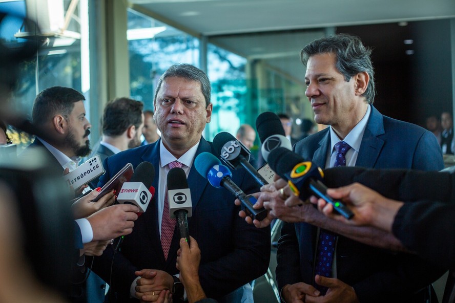 Após reunião com Fernando Haddad, o governador Tarcísio de Freitas, de SP, fala aos jornalistas