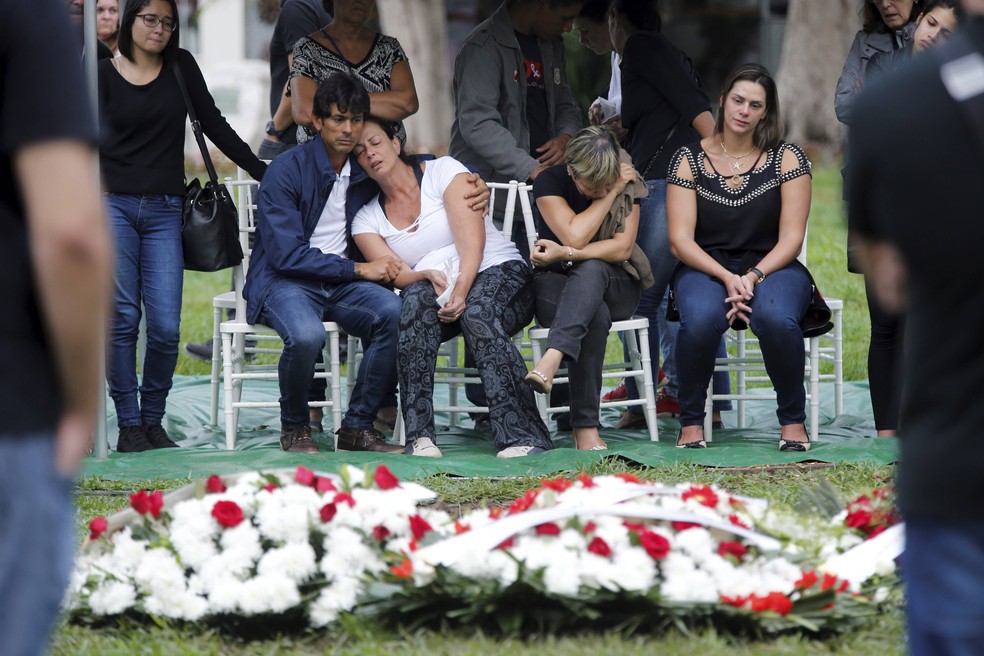 13/04/2016- Sepultamento de Myro Garcia, filho do bicheiro Maninho. Mãe Sabrina Garcia com suas filhas chorando muito durante sepultamento — Foto: Domingos Peixoto