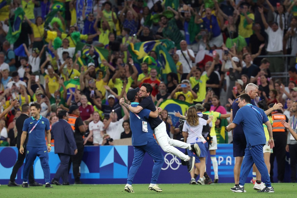 Arthur Elias comemora vitória da seleção brasileira por 4 a 2 contra a Espanha junto de membros da sua comissão técnica — Foto: Pascal GUYOT / AFP