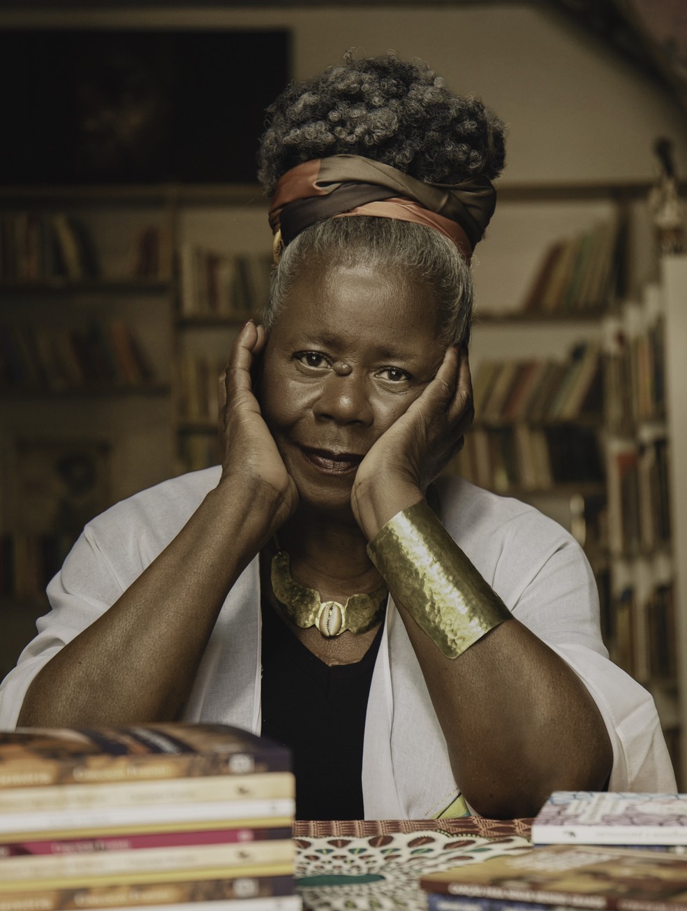 A escritora Conceição Evaristo. Vestido e quimono, Mônica Anjos. Acessórios de acervo pessoal — Foto: Karla Brights