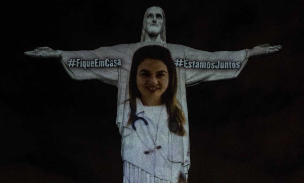 Imagens de profissionais da saúde foram projetadas no monumento ao Cristo Redentor, no Rio de Janeiro na noite deste domingo  — Foto: Alexandre Cassiano / Agência O Globo