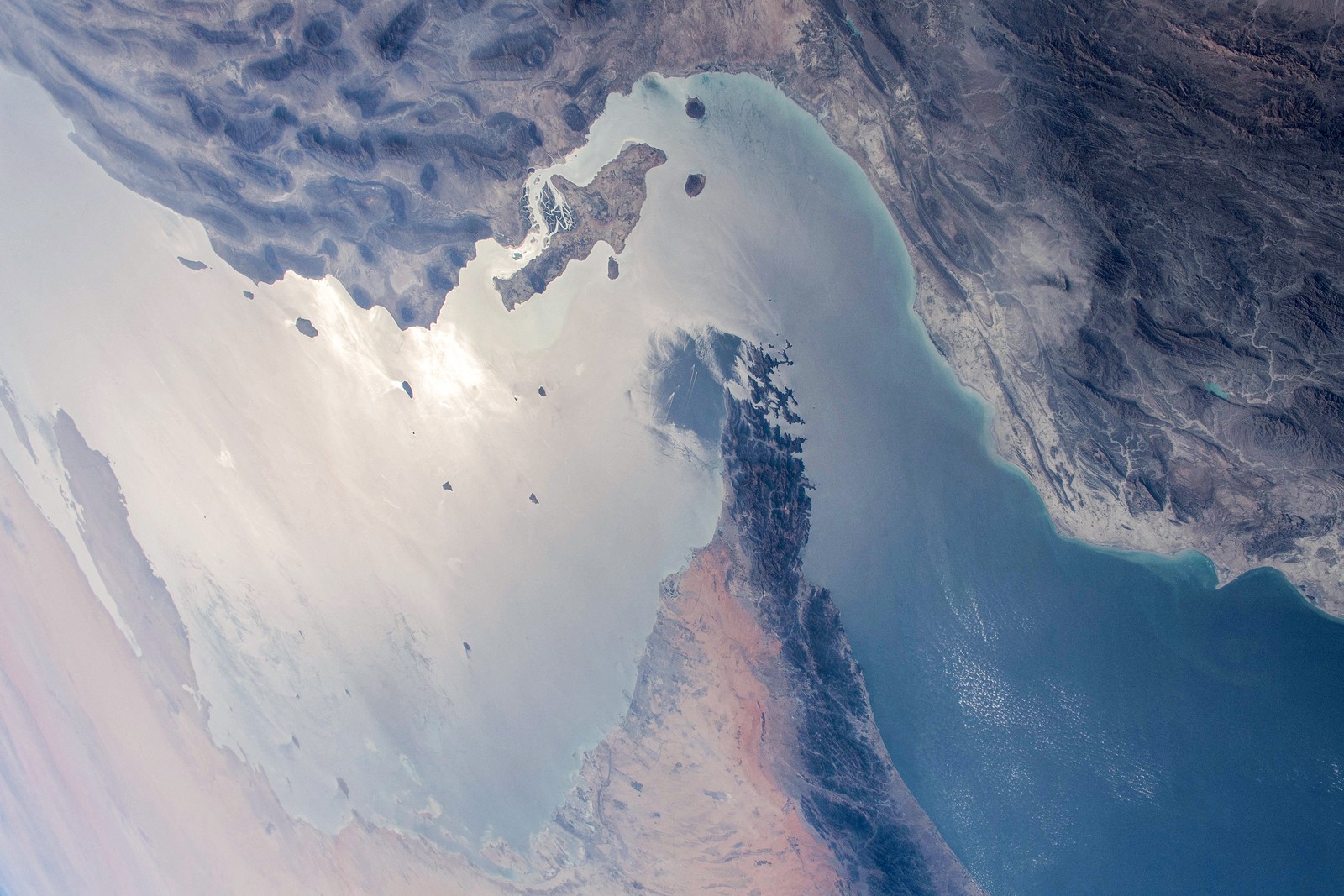 Imagem de satélite mostra a localização do Estreito de Ormuz — Foto: Divulgação/Nasa via AFP