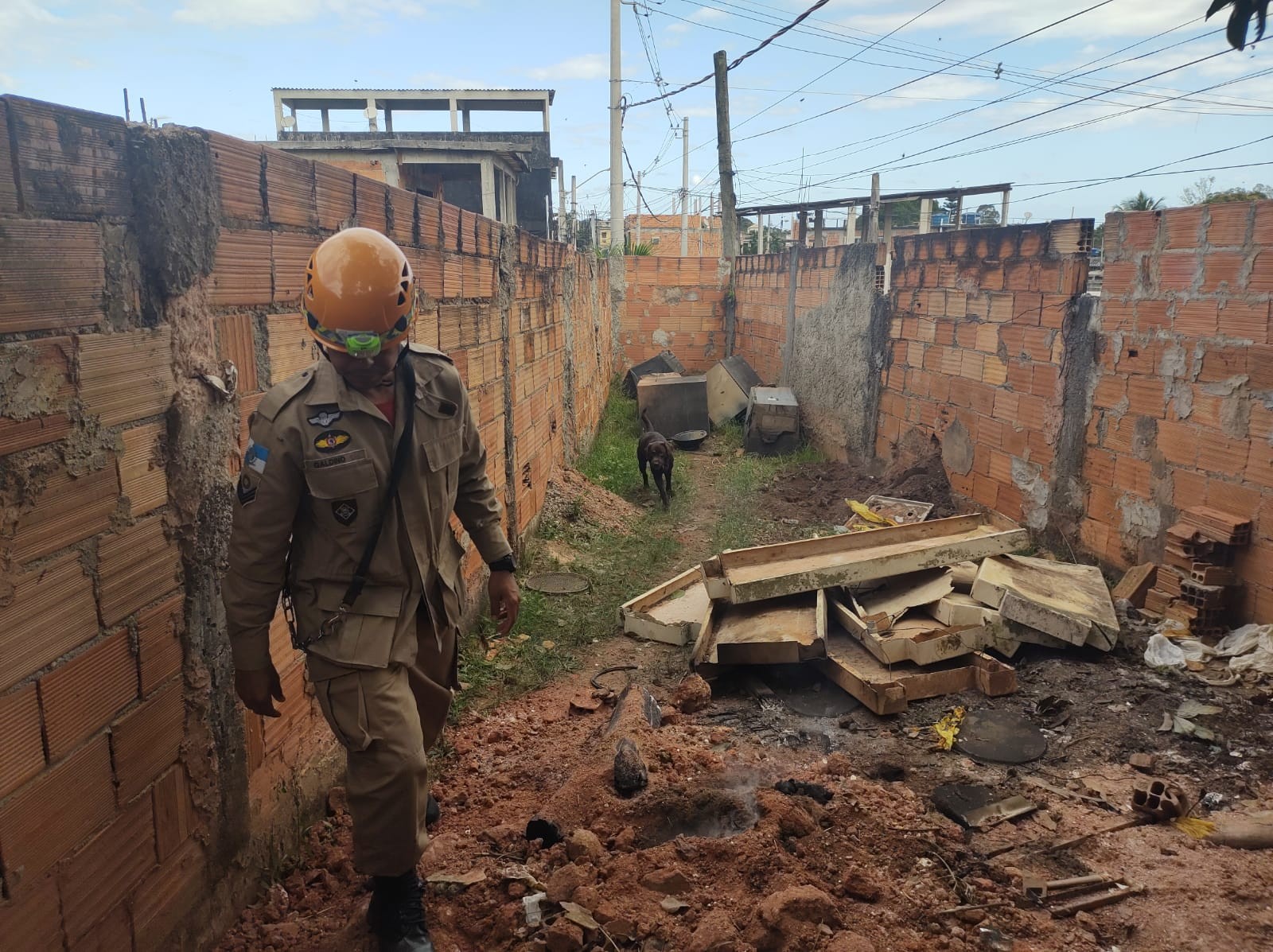 Bombeiros fazem buscas no local do cativeiro — Foto: Divulgação