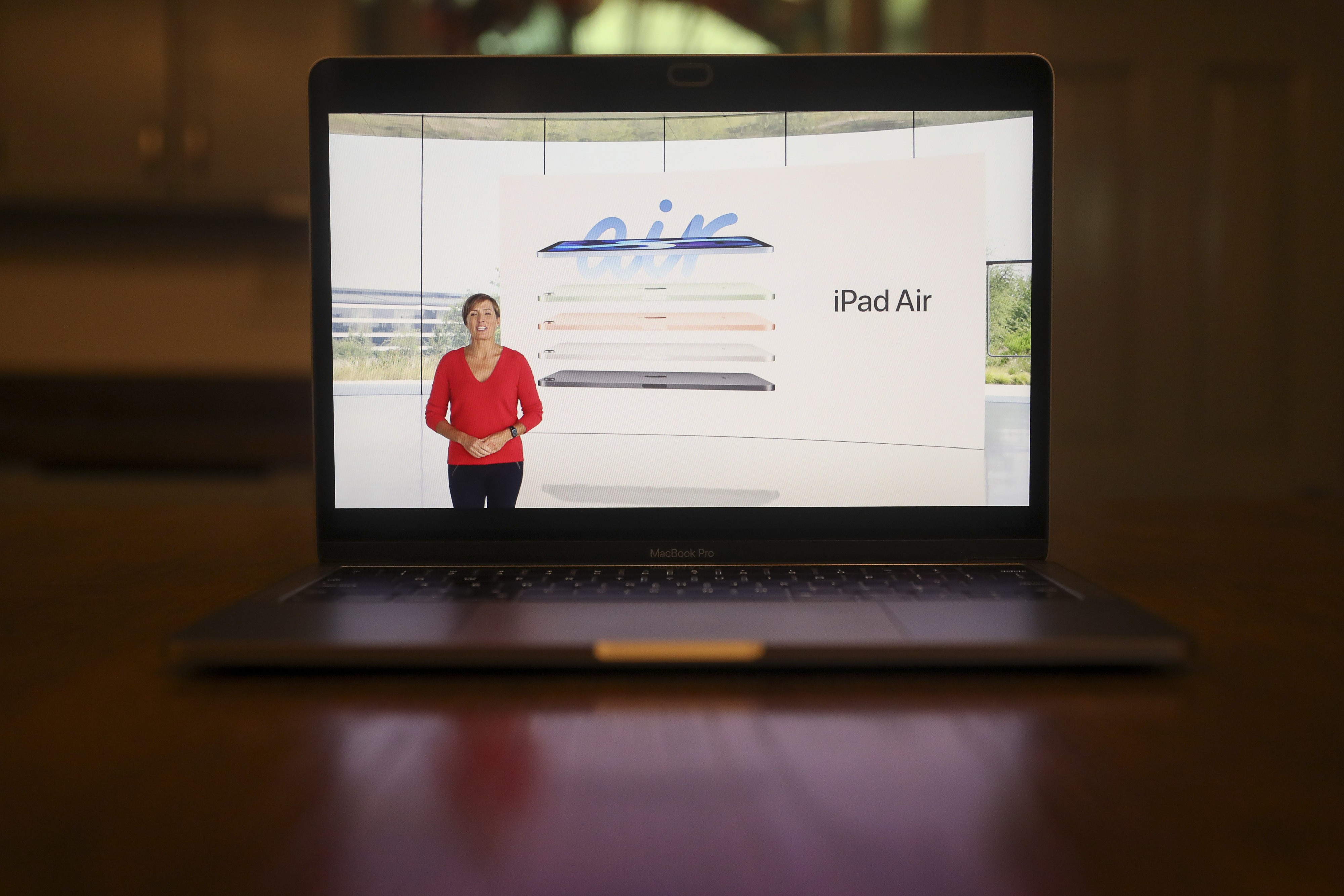 Novo CEO da Apple começa a montar sua equipe e vai trazer executiva de hardware aposentada de volta à companhia