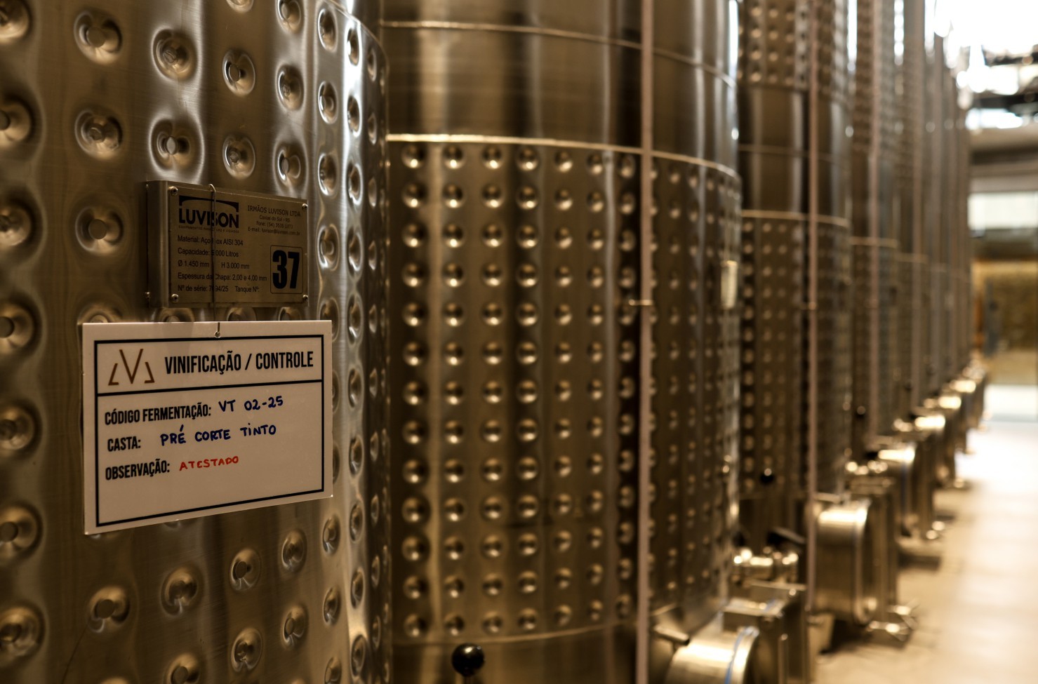 The stainless steel tanks of the Maturano winery — Photo: Gabriel de Paiva/ Agência O Globo