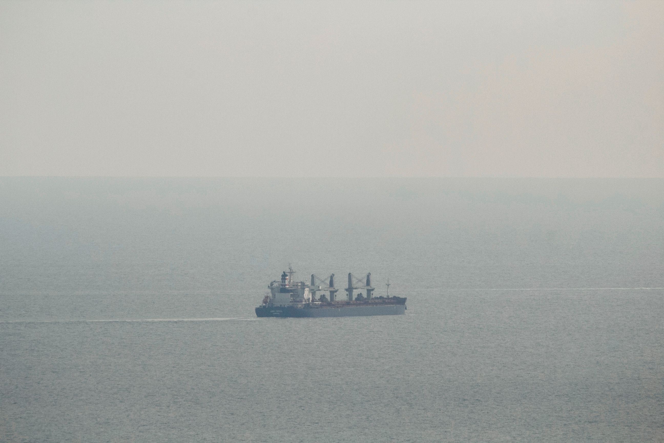 Dois navios pegam fogo no Mar Negro após incursão de drones russos na Romênia; sete tripulantes estão desaparecidos