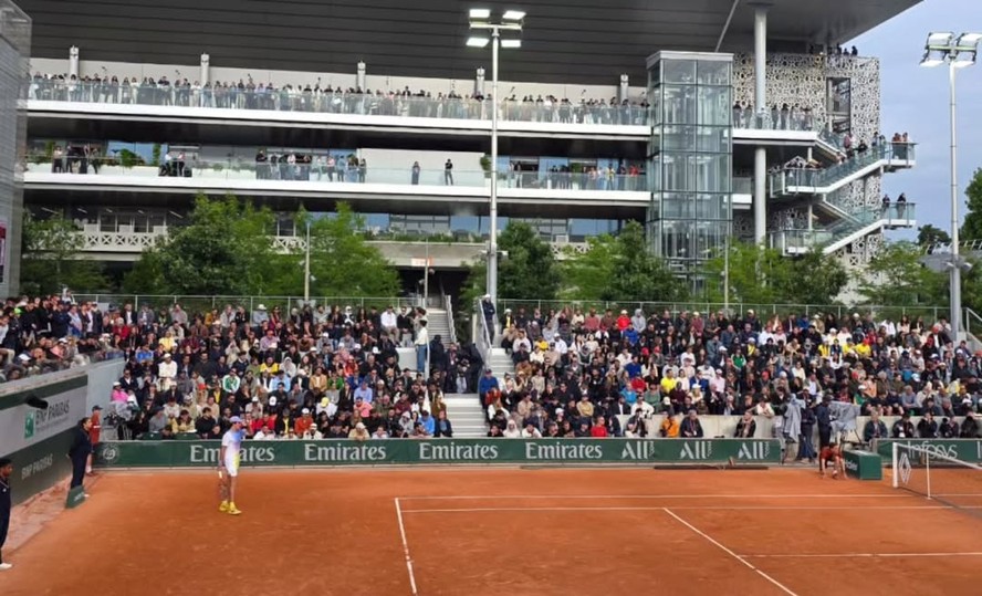 Público sobe nos corredores da quadra principal de Roland Garros para ...