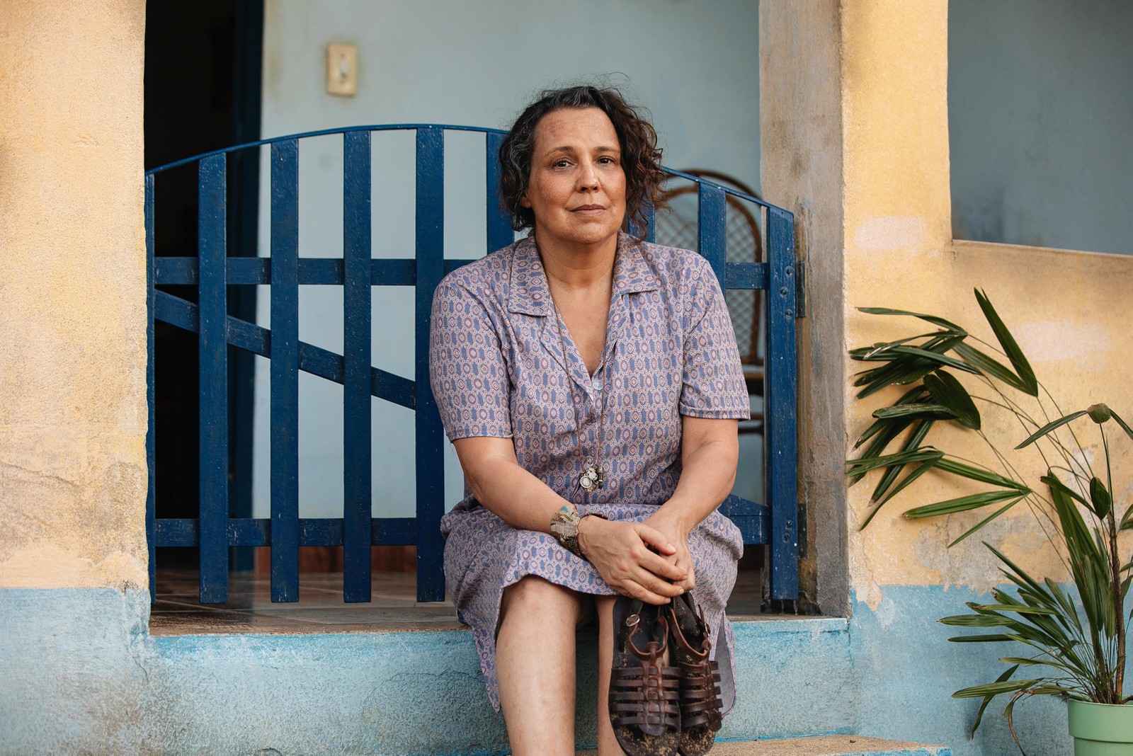 Moema (Ana Beatriz Nogueira) é tia de Iberê (Jaffar Bambirra) e Rudá (Nicolas Prattes). Na comunidae do Sururu, ela é uma líder e protetora da região — Foto: Globo/ Manoella Mello