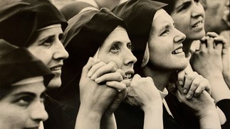 Religiosas se reúnem na Praça de São Pedro, no Vaticano, em 16 de outubro de 1978, para aguardar a primeira aparição do Papa João Paulo II, recém-eleito — Foto: Pedro Martinelli