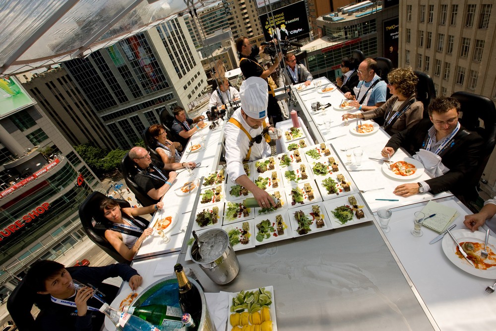Gastronomia nas alturas: experiência Dinner in the Sky chega ao Rio com ...