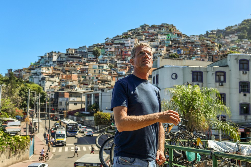 Trabalho de campo. O arquiteto italiano Carlo Ratti, do Senseable City Lab, com o Vidigal ao fundo: projeto para o futuro — Foto: Gabriel de Paiva