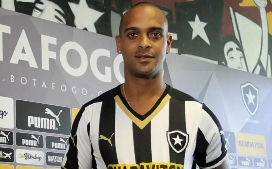Tássio Maia dos Santos, ex-jogador do Botafogo, é uma das vítimas fatais de queda de muro por ventania