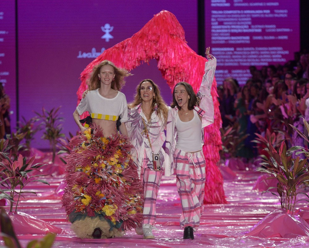 Flores, bordados e joaninhas na nova coleção de Isabela Capeto, que ...