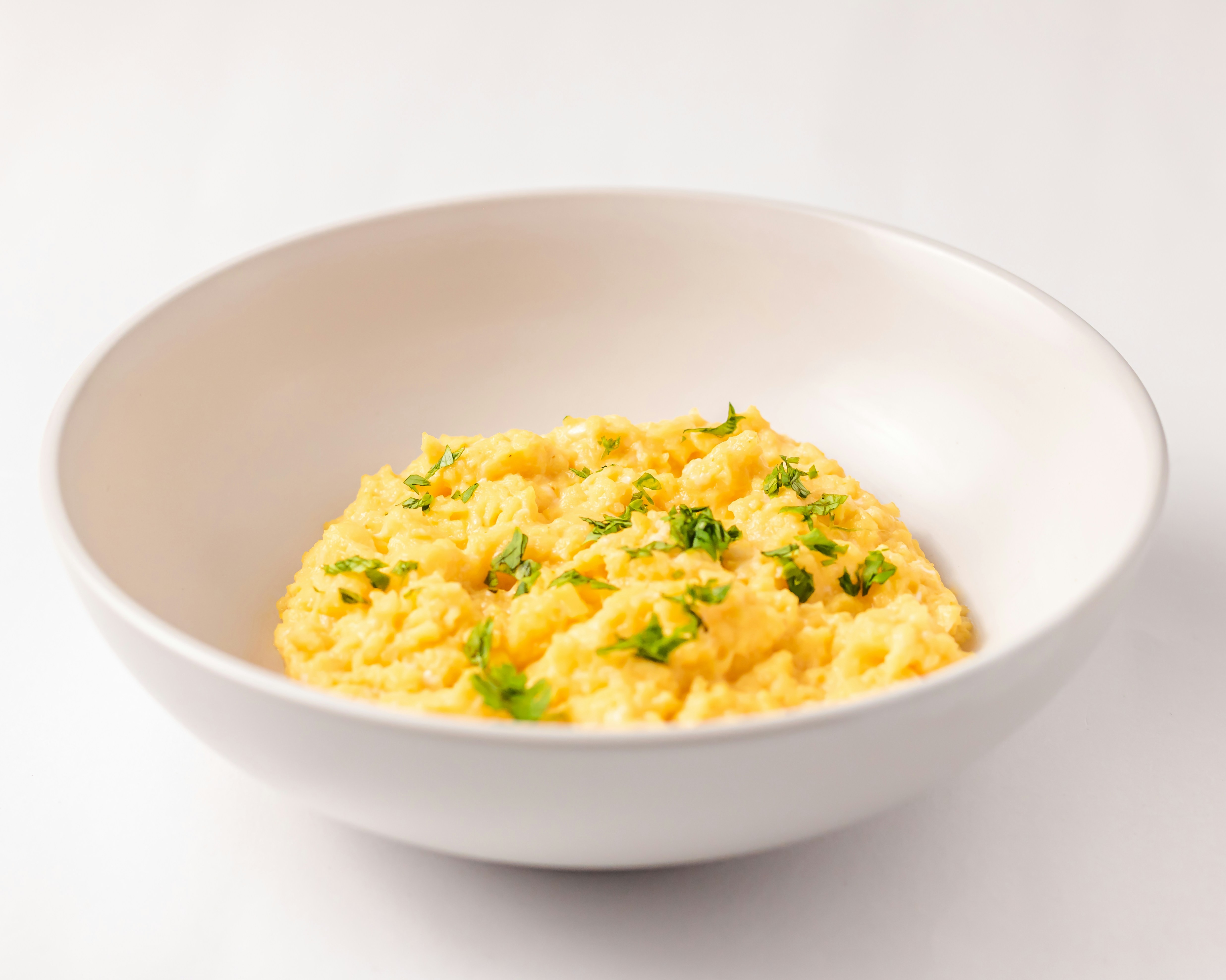 Como fazer ovos mexidos perfeitos, de acordo com uma chef com estrela Michelin