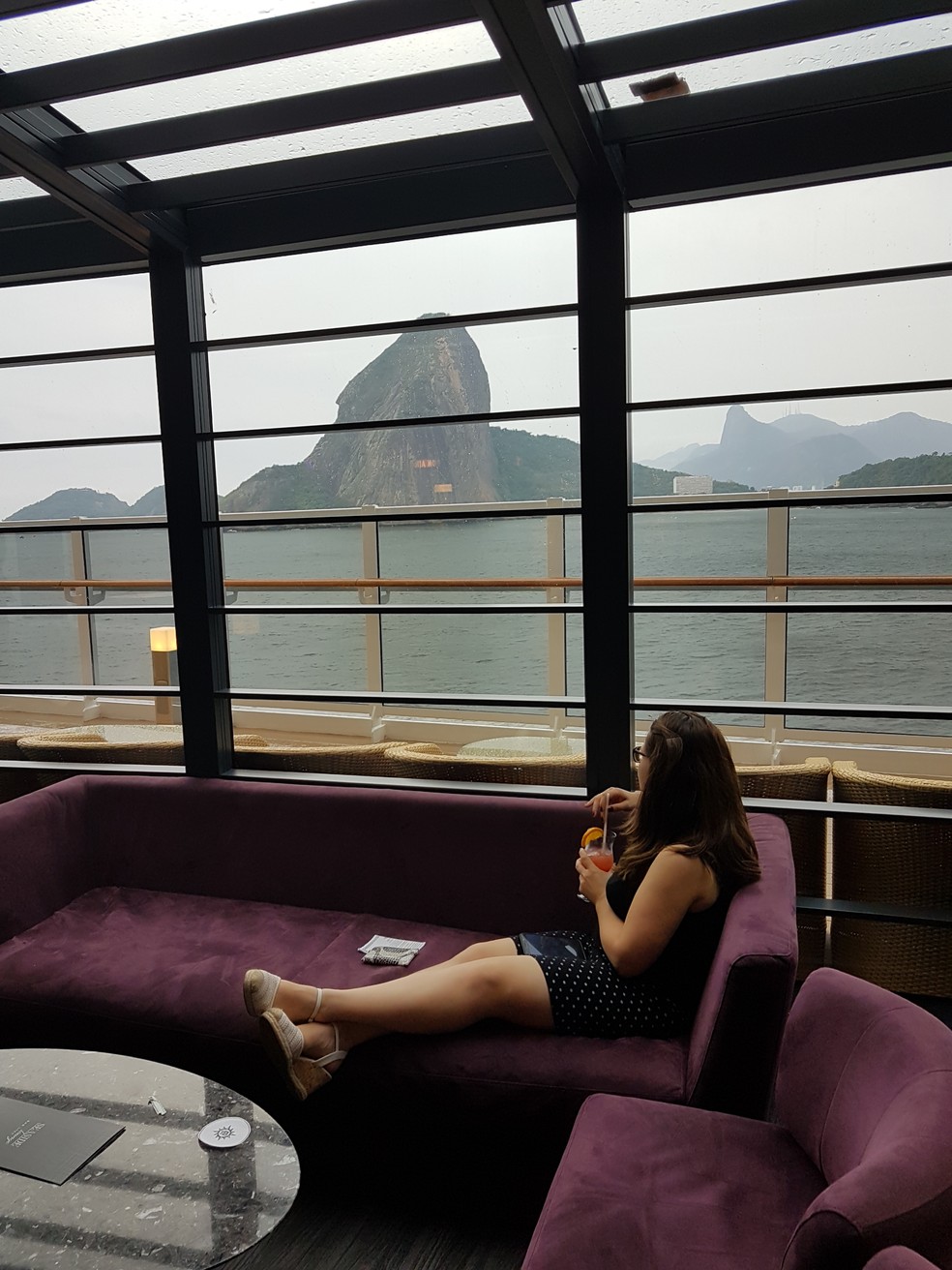 Passageira a bordo do MSC Seaview observa o Pão de Açúcar: navio ficará baseado no Rio na temporada de cruzeiros de 2022/2023 — Foto: Eduardo Maia / O Globo