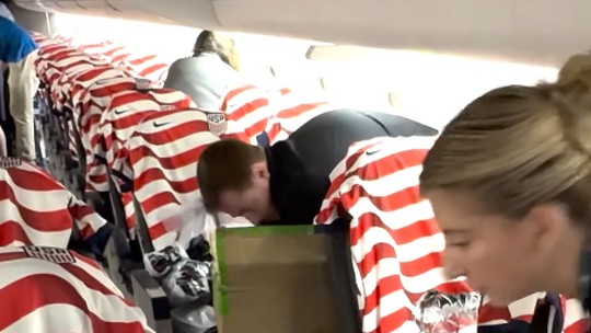 Companhia aérea presenteia passageiros com uniformes da seleção dos EUA em voo da Copa; veja vídeo