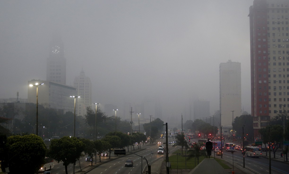 Nevoeiro atinge a manhã do Rio de Janeiro  — Avenida Presidente Vargas - Foto: Fabiano Rocha / Agência O Globo