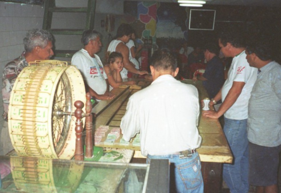 Frequentadores de bar-cassino em Manaus jogam roleta — Foto: Luís Carlos Santos