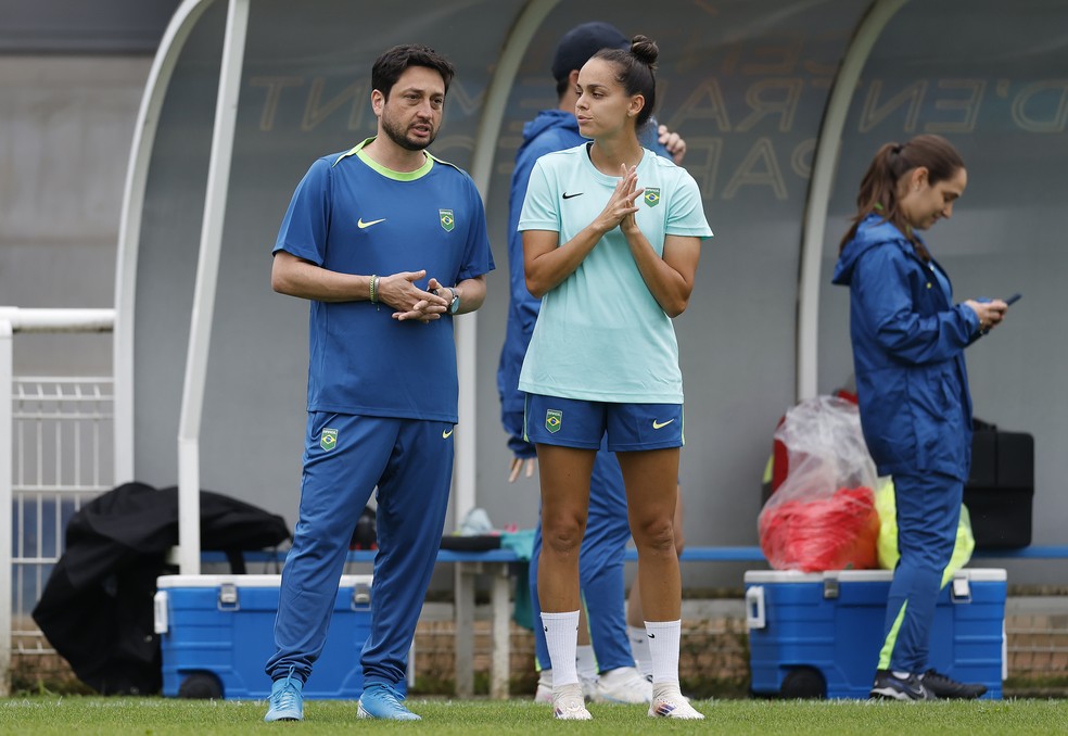 Arthur Elias conversa com Gabi Portilho durante treino da seleção brasileira na Olimpíada — Foto: Rafael Ribeiro/CBF