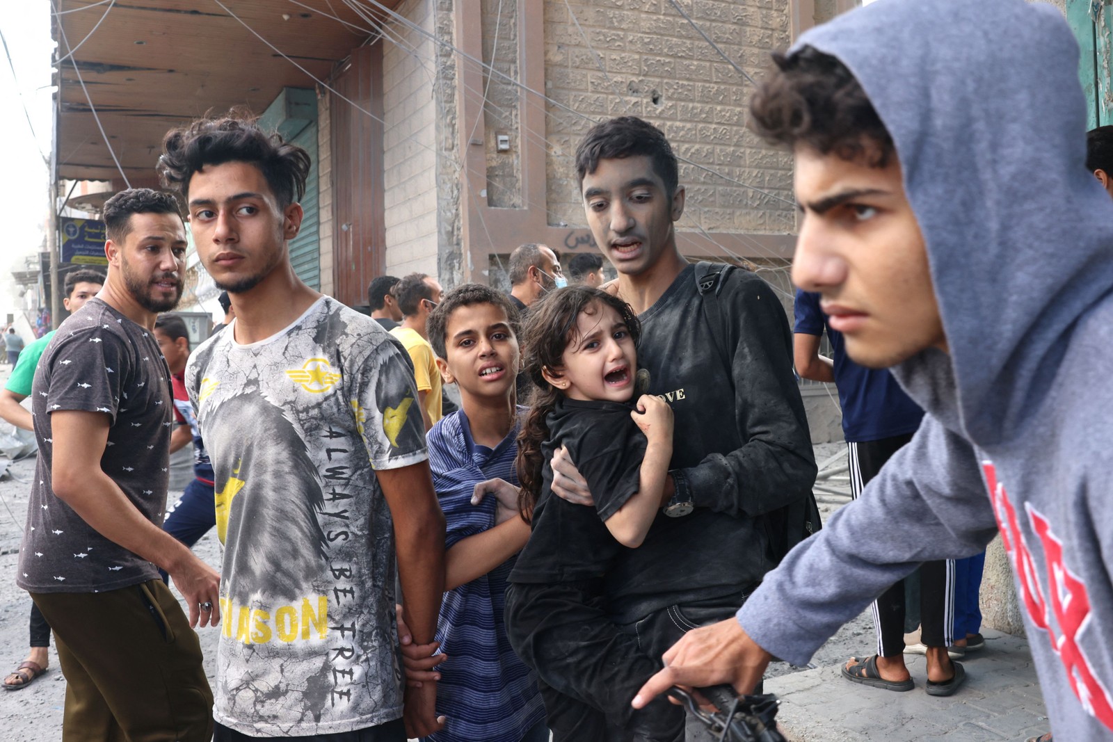 Crianças e adolescentes palestinos após ataques aéreos de Israel à Faixa de Gaza — Foto: Said Khatib/AFP