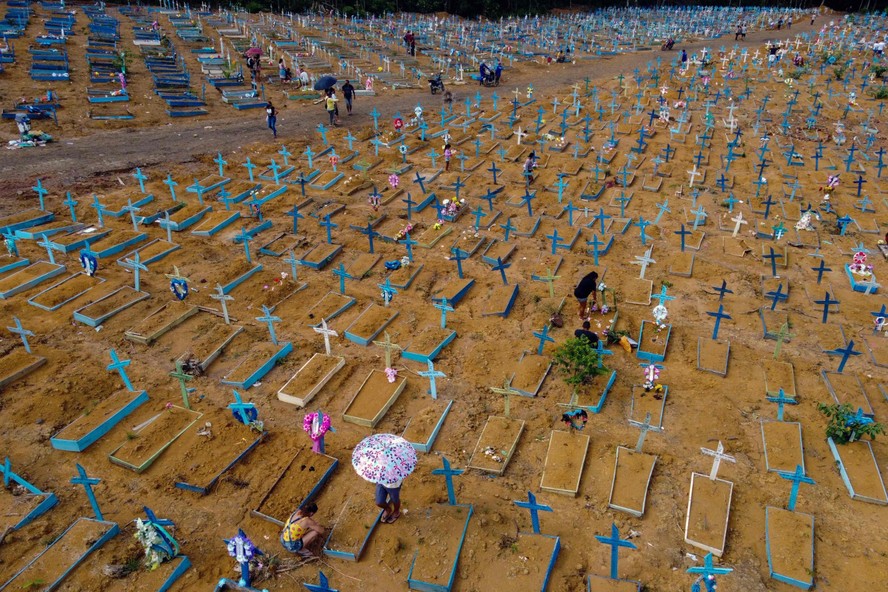 Vista aérea do túmulo das vítimas da Covid-19 no cemitério Nossa Senhora Aparecida em Manaus, estado do Amazonas, Brasil, em 29 de abril de 2021