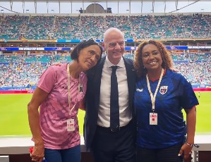 Presidente da Fifa 'tieta' mãe de Vozinha após reencontro emocionante na Copa; veja vídeo