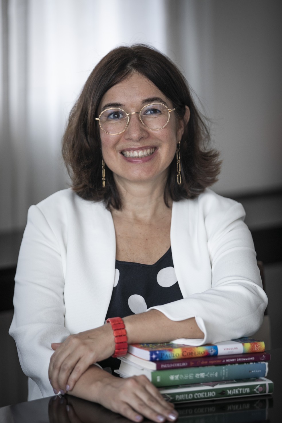 Mônica Antunes e os livros de Paulo Coelho — Foto: Guito Moreto